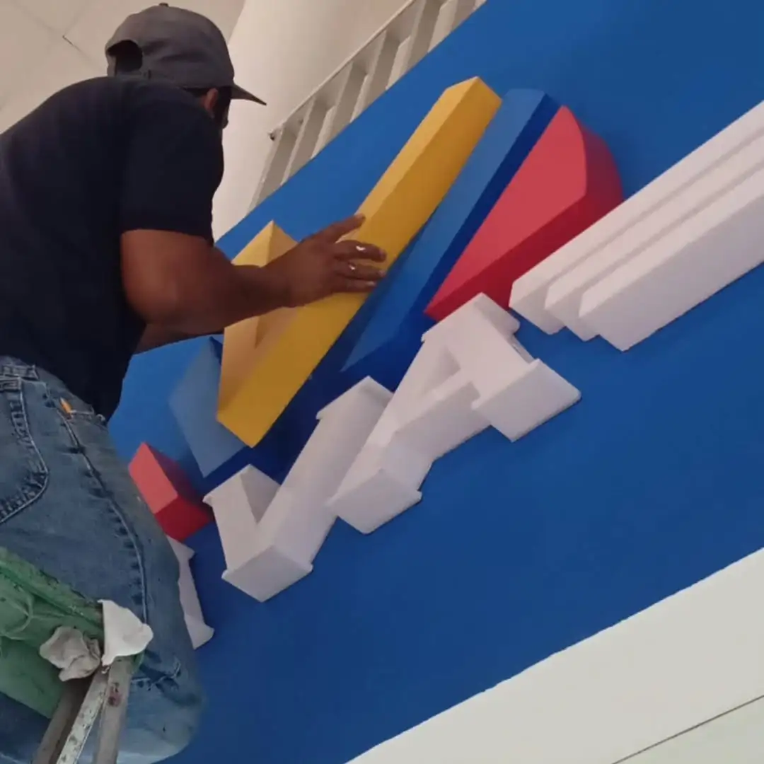 Servicio técnico de instalación de letreros en altura