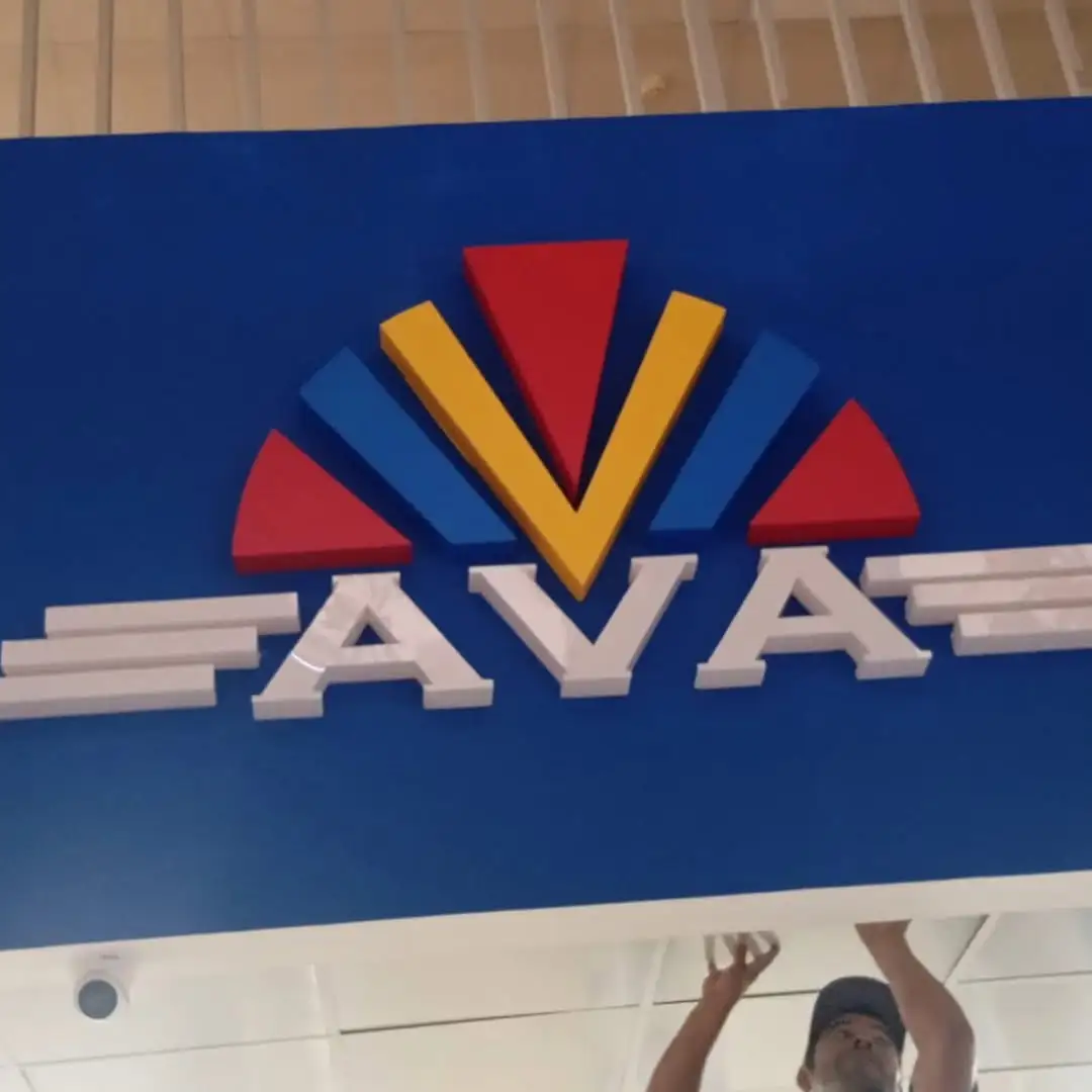 Letras corpóreas de acrílico instaladas profesionalmente en fachada