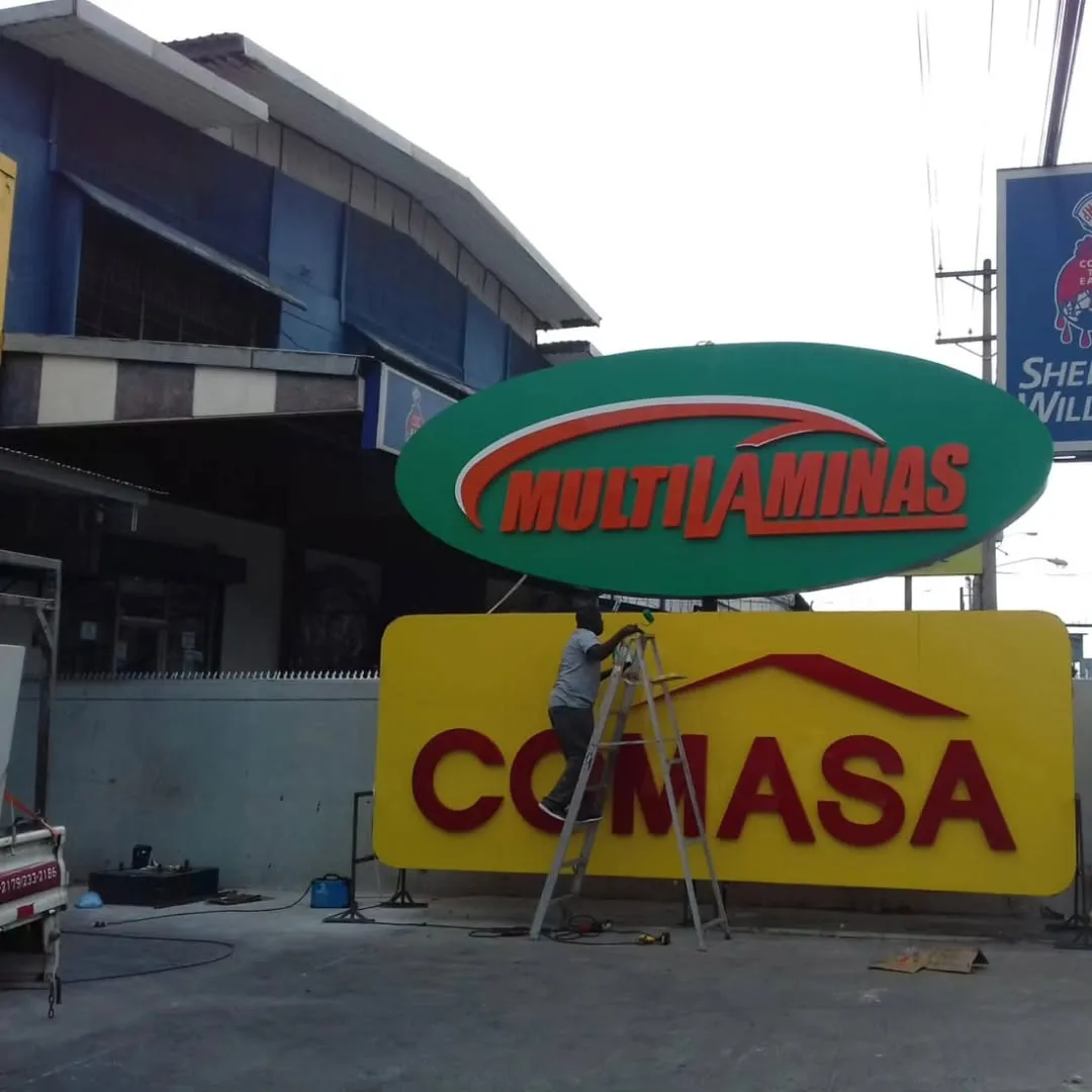 Letrero publicitario profesional en fachada de negocio Comasa Panamá