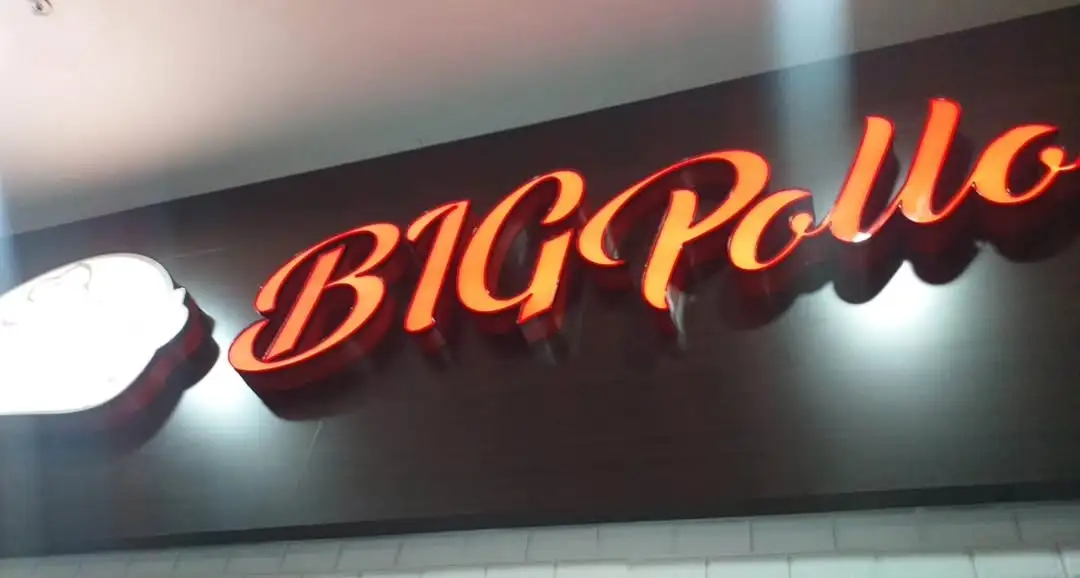 Instalación de letrero luminoso Big Pollo Panamá